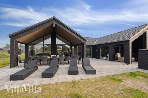 Luksushus nr. 600 har en dejlig terrasse med gode havemøbler til 18 personer.