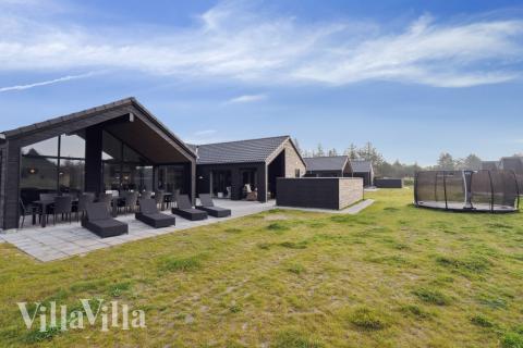 Dette skønne poolhus nr. 600 med plads til 18 personer ligger i Sydjylland