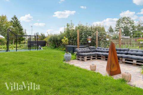 Ud over de mange timer, man kan bruge i husets pool-afdeling, så byder luksushus 582 også på mange udendørs aktiviteter