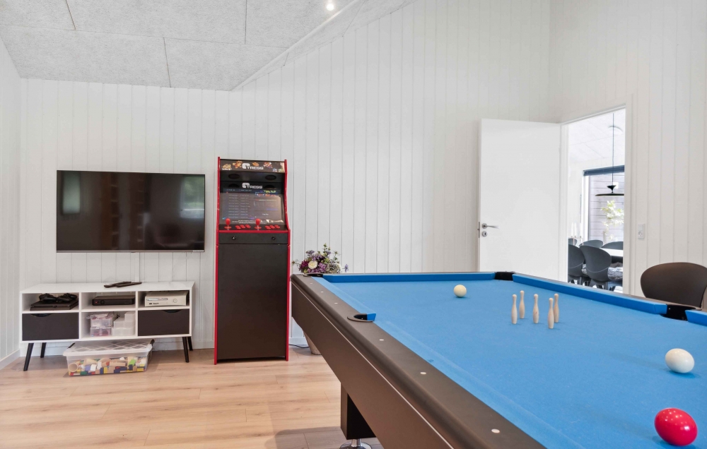 Ud over de mange timer, man kan bruge i husets pool-afdeling, så byder luksushus 582 også på billard/bordtennis og dart