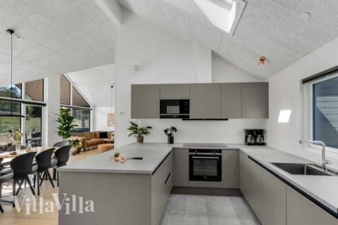 Køkkenet i luksushus nr. 582 er udstyrret, så I let kan lave mad til 14 personer.