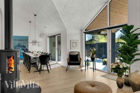 Sofaen i luksushus 582 i Nordsjælland indbyder til brætspil eller at se en film sammen.