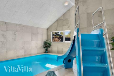 Sommerhus 582 er indrettet med en lækker poolafdeling med vandrutsjebane, dejlig stor indbygget spabad og sauna