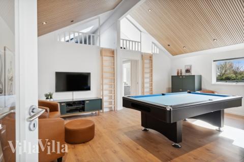 Luksushus 584 til 14 personer byder på et stort aktivitetsrum med bl.a. billard og dart
