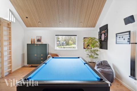 Ud over de mange timer, man kan bruge i husets pool-afdeling, så byder luksushus 584 også på billard/bordtennis og dart