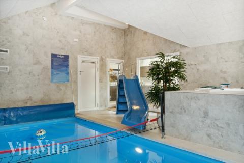 Sommerhus 584 er indrettet med en lækker poolafdeling med vandrutsjebane, dejlig stor indbygget spabad og sauna