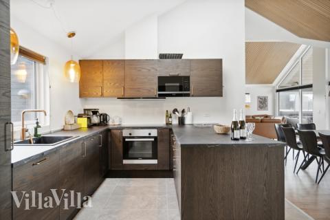 Køkkenet i luksushus nr. 584 er udstyrret, så I let kan lave mad til 14 personer.