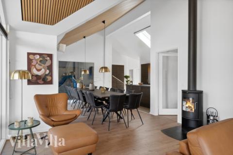 Sofaen i luksushus 584 i Nordsjælland indbyder til brætspil eller at se en film sammen.