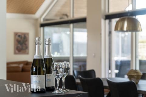 Det store lyse opholdrum i luksushus nr. 584 til 14.