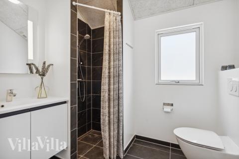 Der er bad med brus i luksushus nr. 585 til 24 personer.