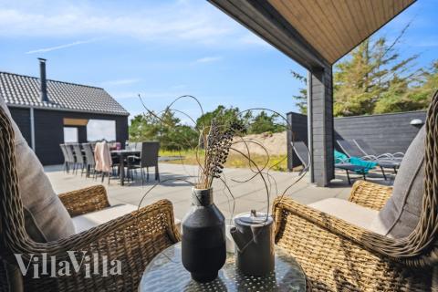 På terrassen i sommerhus nr. 585 er der plads til 24 personer.