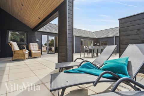 Nyd en grillaften på terrassen i luksushus nr. 585 i Vestjylland