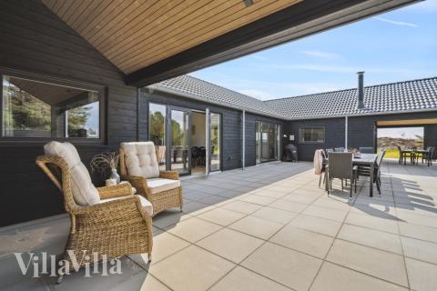 Luksushus nr. 585 har en dejlig terrasse med gode havemøbler til 24 personer.