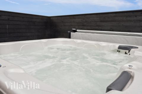 Nyd varmen i spaen i luksushus nr. 585 i Vestjylland