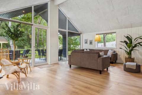 Der er mulighed for hygge i sommerhusets sofaarrangement, når I besøger luksushus nr. 750