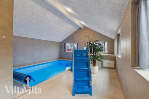 Den lækre pool i luksushuse nr. 751 til 20 personer