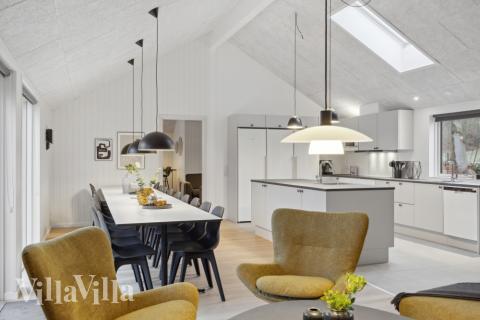 Sofaen i luksushus 751 i Tyskland indbyder til brætspil eller at se en film sammen.