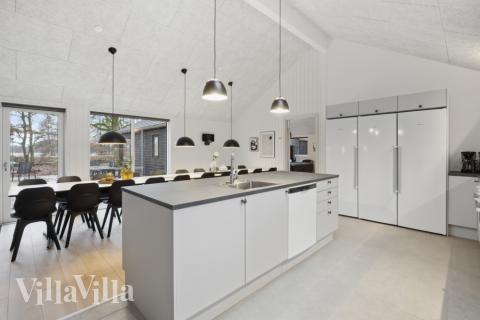 Køkkenet i luksushus nr. 751 er udstyrret, så I let kan lave mad til 20 personer.