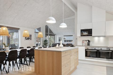 Køkkenet i luksushus nr. 752 er udstyrret, så I let kan lave mad til 18 personer.