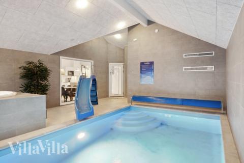 Sommerhus 752 er indrettet med en lækker poolafdeling med vandrutsjebane, dejlig stor indbygget spabad og sauna