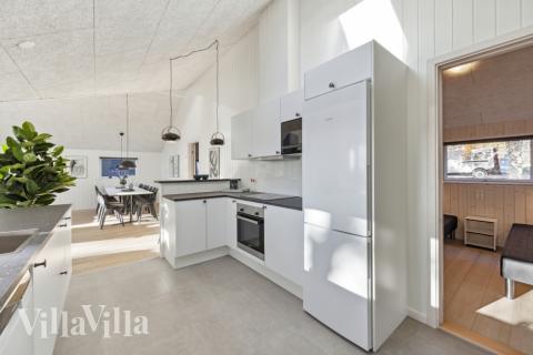 Køkkenet i luksushus nr. 753 er udstyrret, så I let kan lave mad til 12 personer.