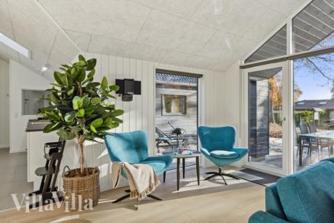 Sofaen i luksushus 753 i Tyskland indbyder til brætspil eller at se en film sammen.