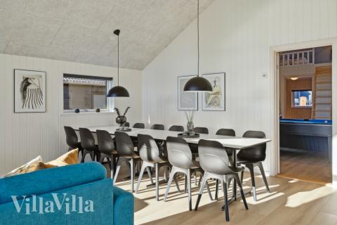 Det store lyse opholdrum i luksushus nr. 753 til 12.