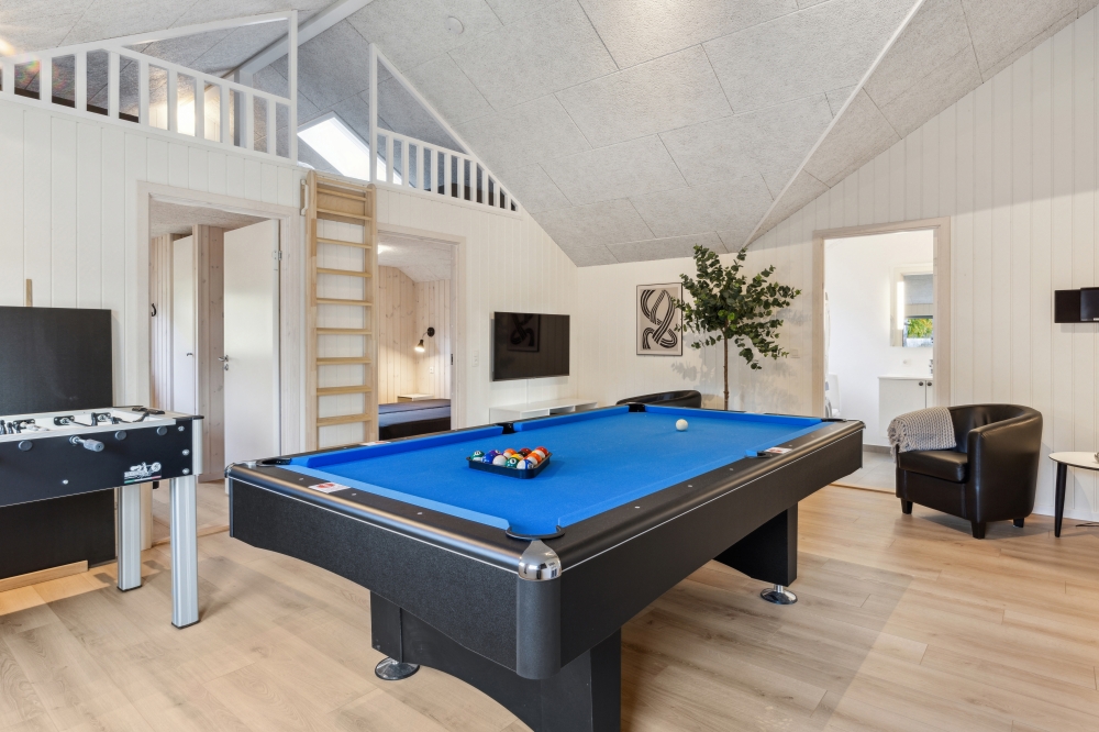 Ud over de mange timer, man kan bruge i husets pool-afdeling, så byder luksushus 754 også på billard/bordtennis og dart
