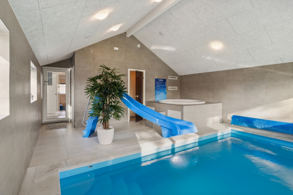 Sommerhus 754 er indrettet med en lækker poolafdeling med vandrutsjebane, dejlig stor indbygget spabad og sauna