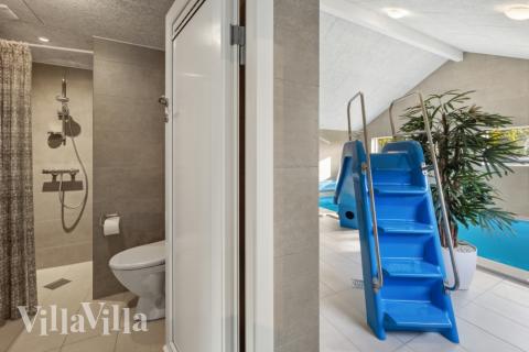 Den lækre pool i luksushuse nr. 754 til 12 personer