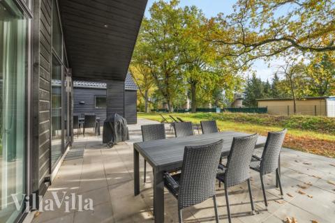 Nyd en grillaften på terrassen i luksushus nr. 754 i Tyskland