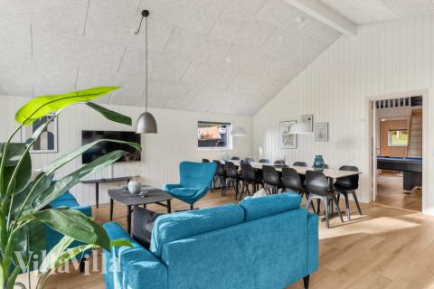 Sofaen i luksushus 754 i Tyskland indbyder til brætspil eller at se en film sammen.