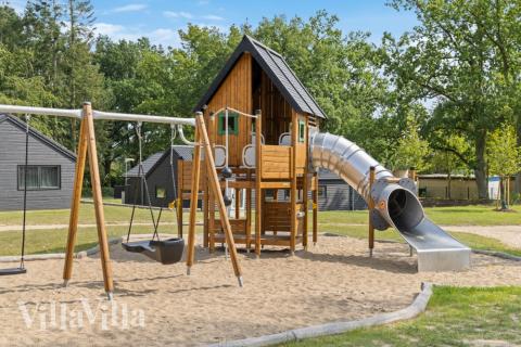 I det attraktive aktivitesrum i luksushus nr. 754 i Tyskland  er der masser af udendørs aktiviteter, f.eks. legetårn og gynge