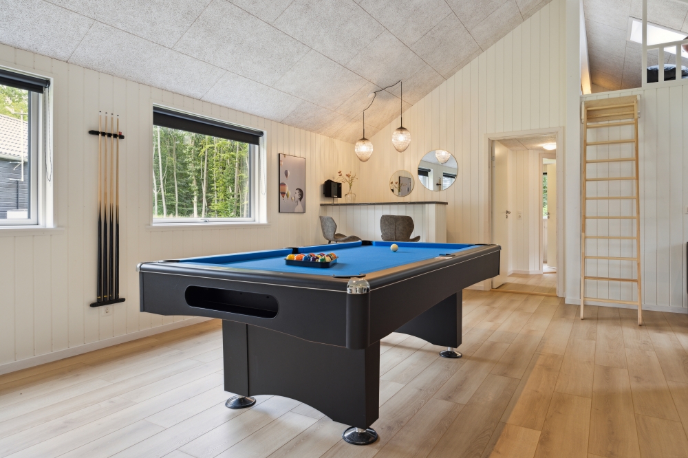 Ud over de mange timer, man kan bruge i husets pool-afdeling, så byder luksushus 755 også på billard/bordtennis og dart