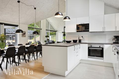 Køkkenet i luksushus nr. 755 er udstyrret, så I let kan lave mad til 16 personer.