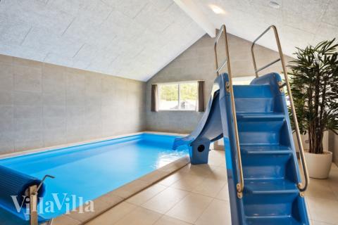 Sommerhus 755 er indrettet med en lækker poolafdeling med vandrutsjebane, dejlig stor indbygget spabad og sauna