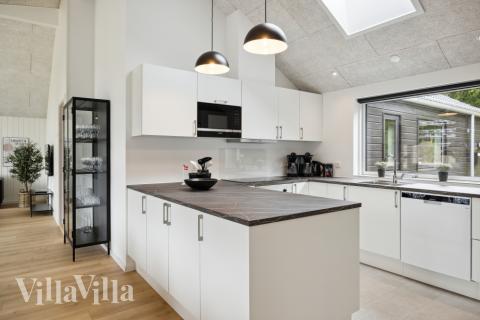 Køkkenet i luksushus nr. 756 er udstyrret, så I let kan lave mad til 16 personer.