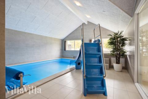 Sommerhus 756 er indrettet med en lækker poolafdeling med vandrutsjebane, dejlig stor indbygget spabad og sauna