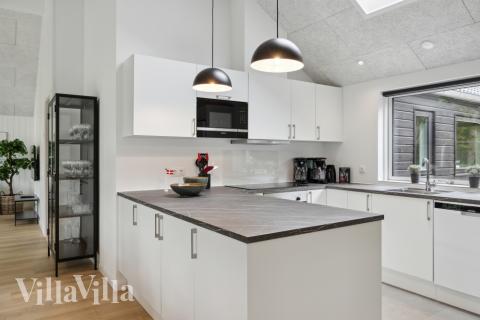 Køkkenet i luksushus nr. 757 er udstyrret, så I let kan lave mad til 16 personer.