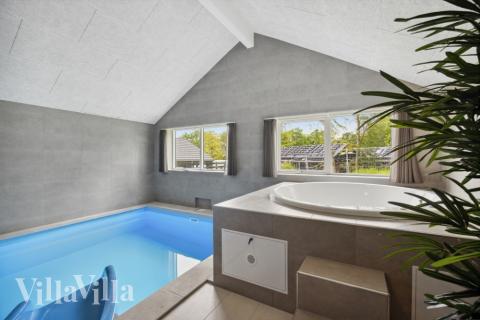 Den lækre pool i luksushuse nr. 757 til 16 personer