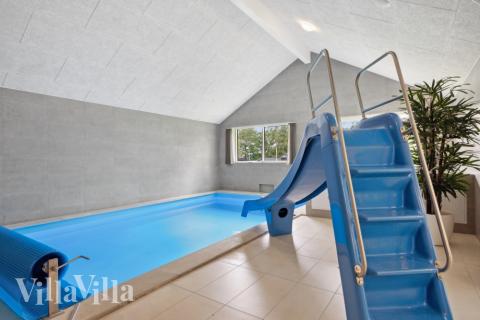Sommerhus 757 er indrettet med en lækker poolafdeling med vandrutsjebane, dejlig stor indbygget spabad og sauna