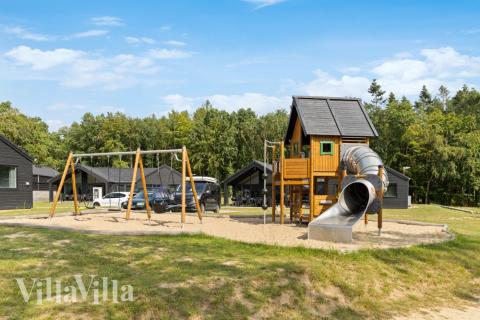 I det attraktive aktivitesrum i luksushus nr. 757 i Tyskland  er der masser af udendørs aktiviteter, f.eks. legetårn og gynge