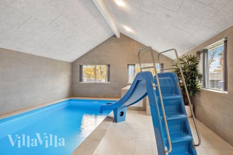 Sommerhus 758 er indrettet med en lækker poolafdeling med vandrutsjebane, dejlig stor indbygget spabad og sauna