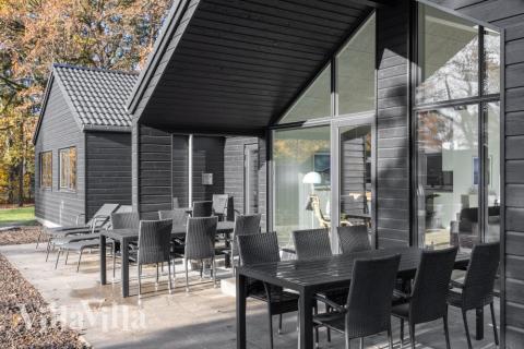 Luksushus nr. 759 har en dejlig terrasse med gode havemøbler til 18 personer.