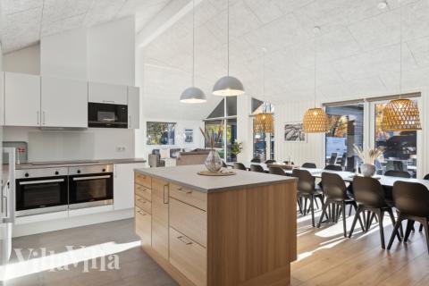 Køkkenet i luksushus nr. 759 er udstyrret, så I let kan lave mad til 18 personer.