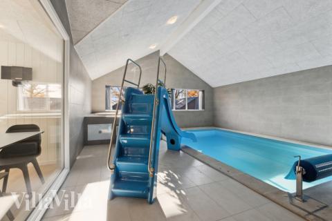 Sommerhus 759 er indrettet med en lækker poolafdeling med vandrutsjebane, dejlig stor indbygget spabad og sauna