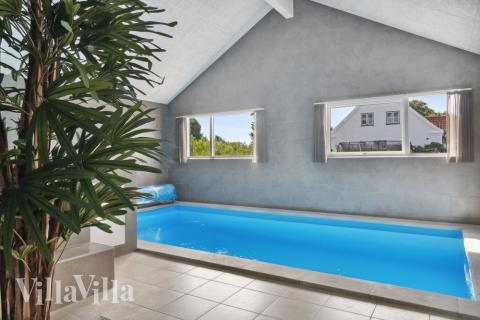 Den lækre pool i luksushuse nr. 588 til 14 personer