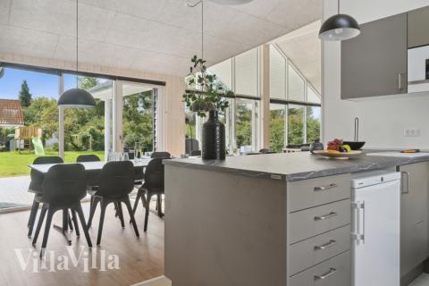 Køkkenet i luksushus nr. 588 er udstyrret, så I let kan lave mad til 14 personer.