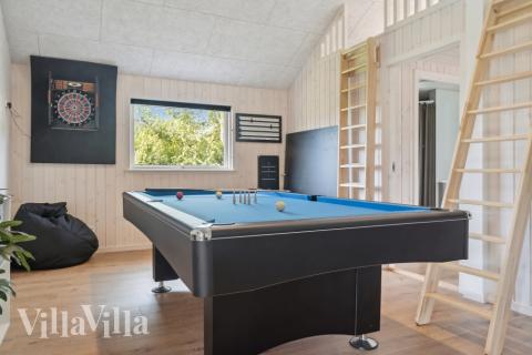 Luksushus 588 til 14 personer byder på et stort aktivitetsrum med bl.a. billard og dart