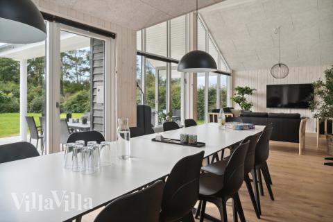 Det store lyse opholdrum i luksushus nr. 588 til 14.